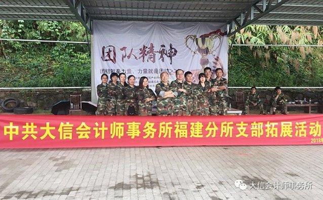 雪后泰山美成水墨山水画，层峦叠嶂云雾缭绕，跟随镜头一起欣赏